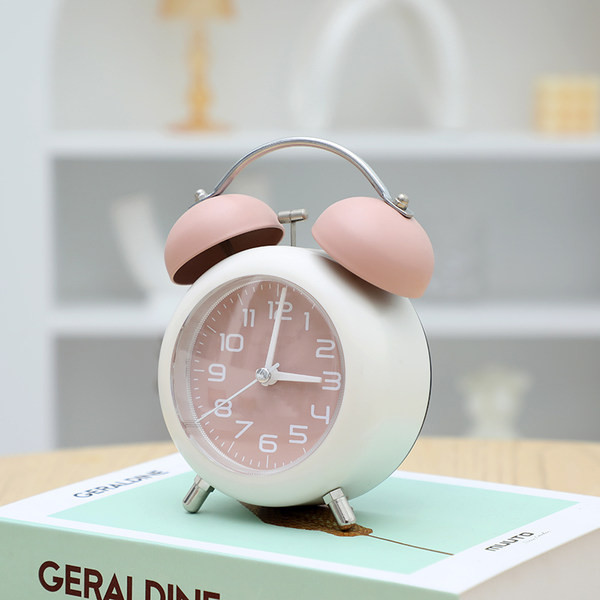 Mažas retro stiliaus žadintuvas - balta, mėlyna, žalia ir rožinė