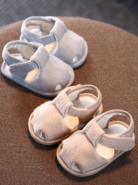 Cizme pentru bebelusi din catifea cu autocolante