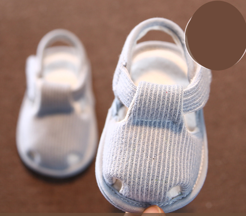 Cizme pentru bebelusi din catifea cu autocolante