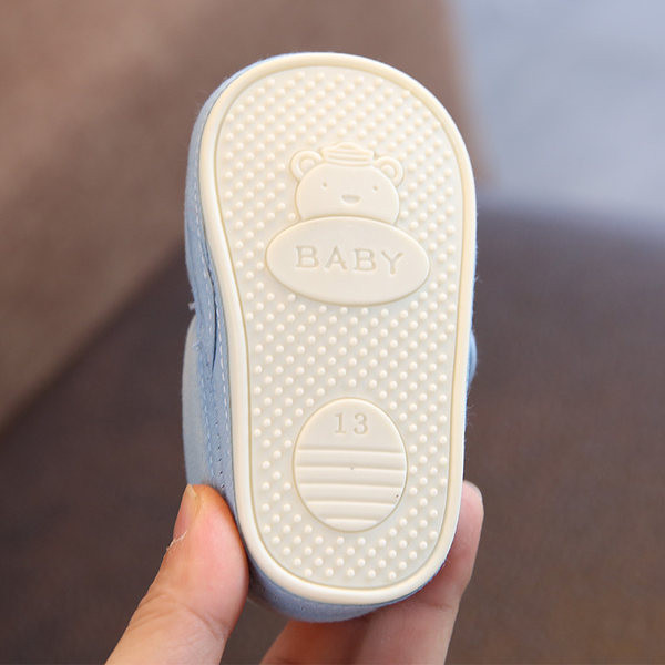 Pantofi pentru bebelusi cu aplicatii 3D si autocolante