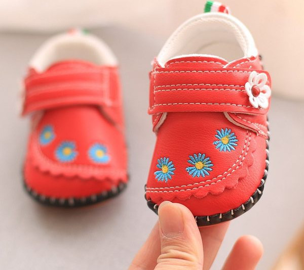 Pantofi pentru bebelusi din piele cu broderie si talpa moale