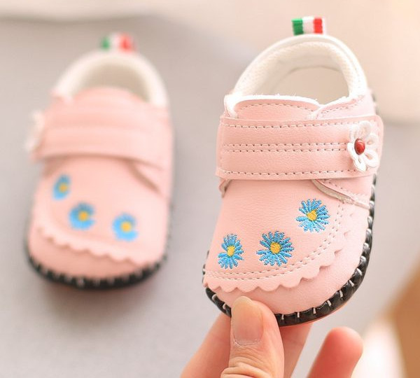 Кожени бебешки обувки с бродерия и мека подметка