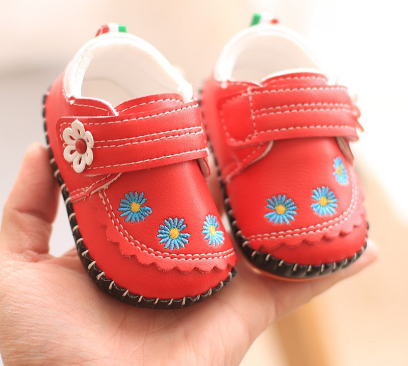 Pantofi pentru bebelusi din piele cu broderie si talpa moale