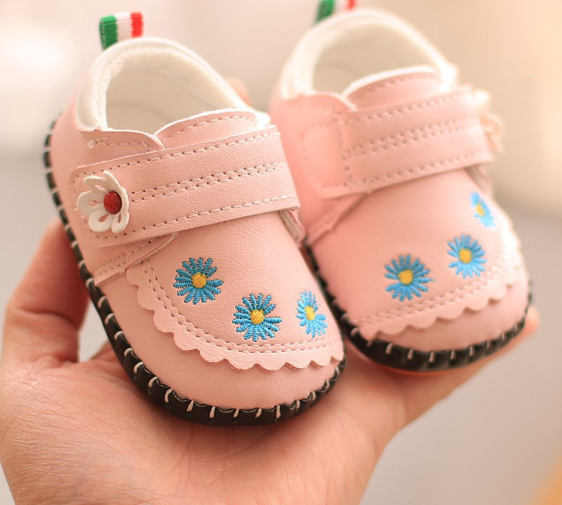 Pantofi pentru bebelusi din piele cu broderie si talpa moale