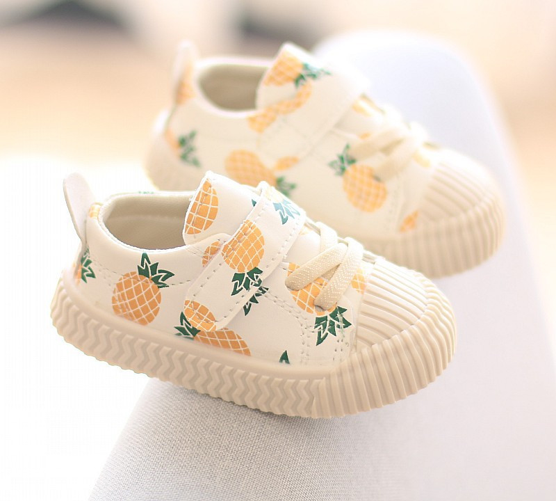 Pantofi din piele pentru bebelusi cu aplicatii colorate si autocolante