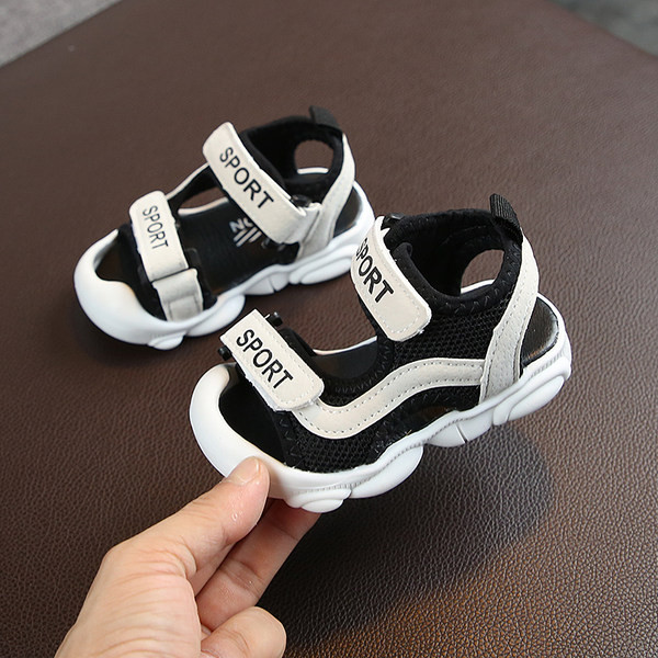 Sandale pentru bebeluși cu autocolante și inscripție