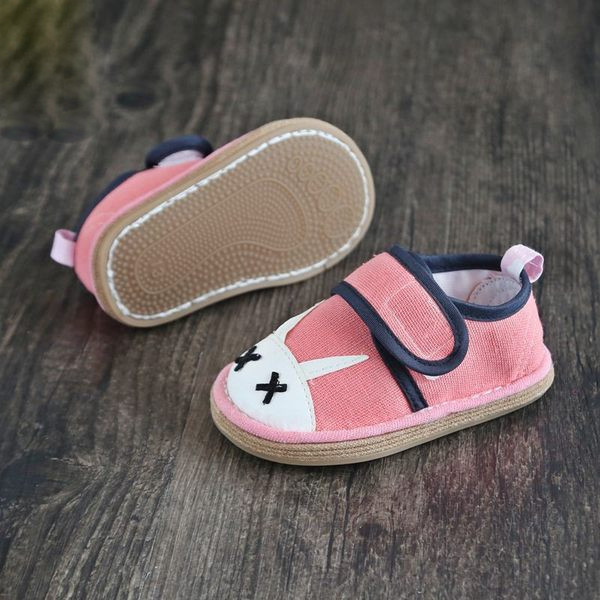 Model nou de pantofi bebelusi din material textil cu broderie