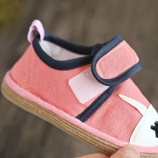 Model nou de pantofi bebelusi din material textil cu broderie