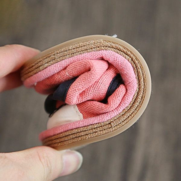 Model nou de pantofi bebelusi din material textil cu broderie