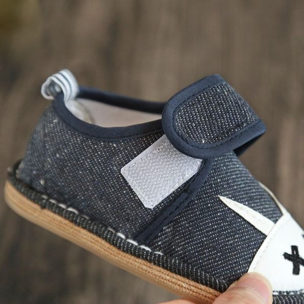 Model nou de pantofi pentru bebelusi cu talpa moale pentru baieti