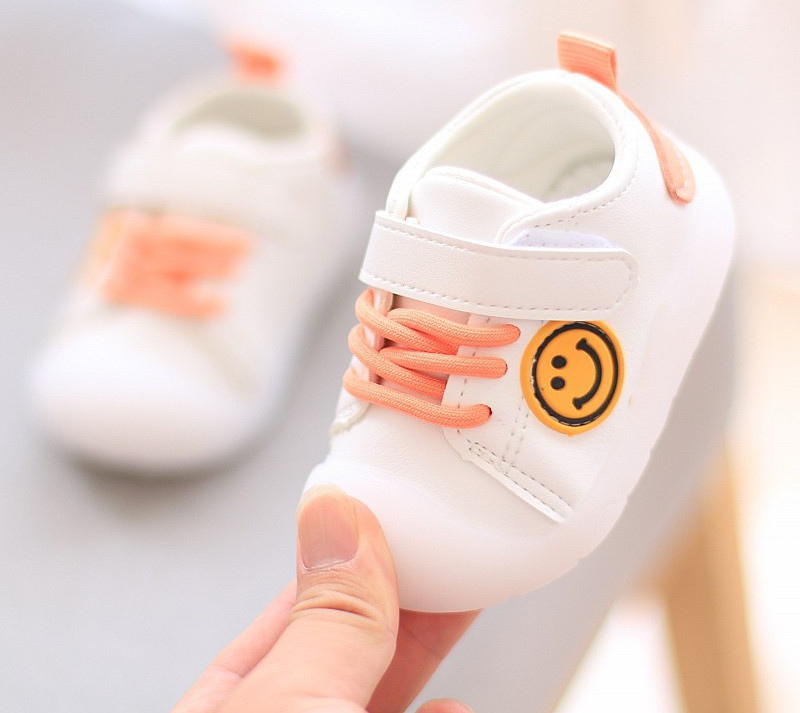 Pantofi pentru bebelusi din piele ecologica cu emblema