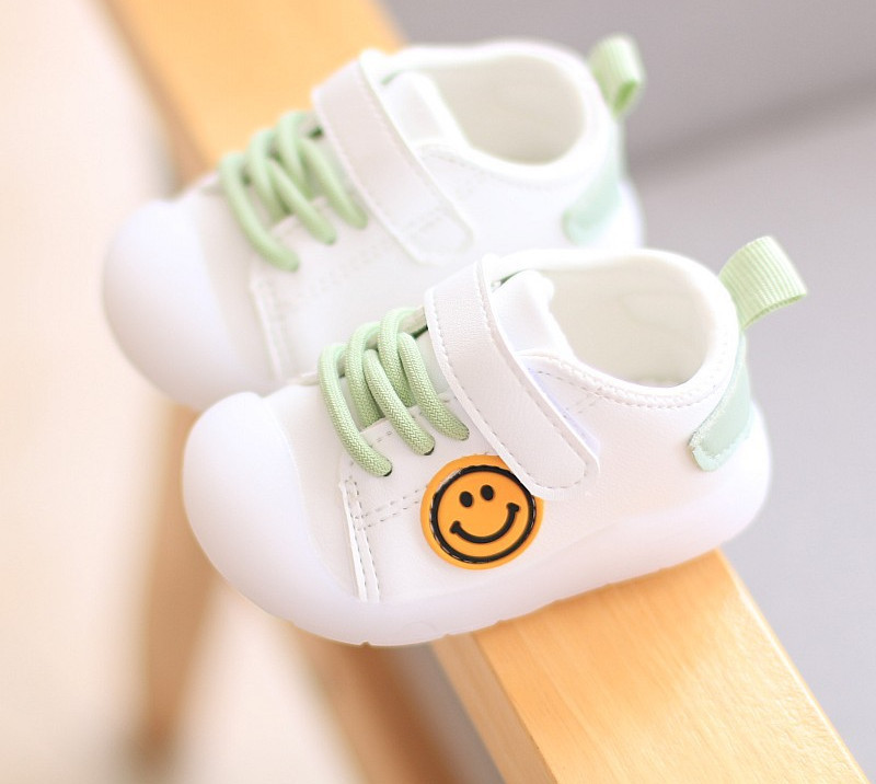 Pantofi pentru bebelusi din piele ecologica cu emblema