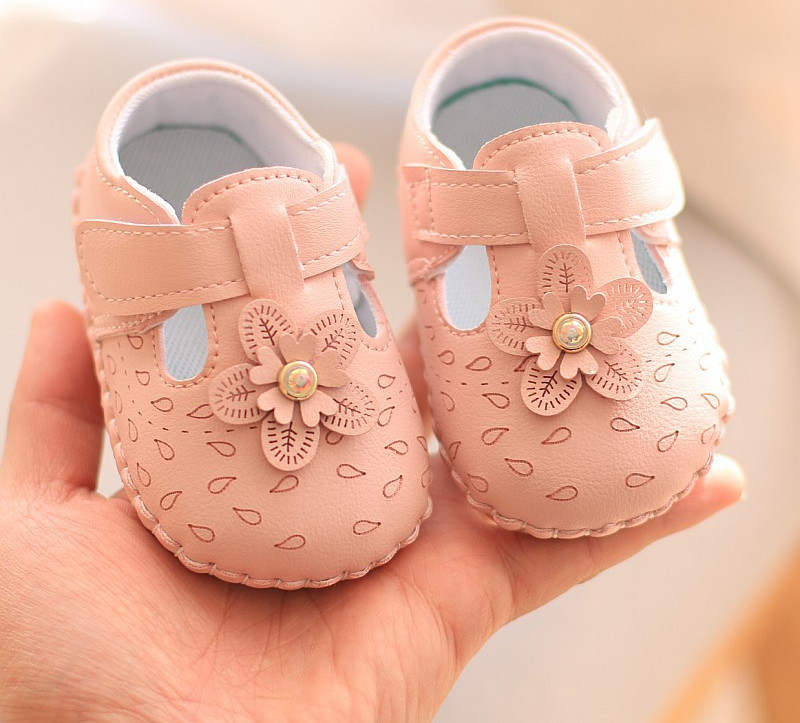 Cizme pentru bebelusi din piele ecologica cu decor 3D