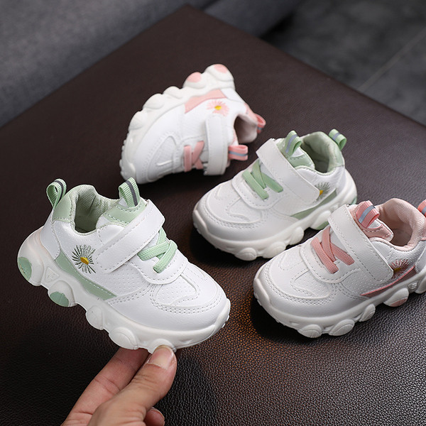 Adidași respirabili pentru bebeluși cu autocolante și broderie