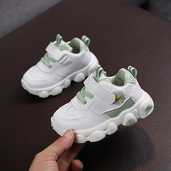 Adidași respirabili pentru bebeluși cu autocolante și broderie