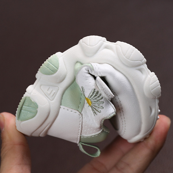 Adidași respirabili pentru bebeluși cu autocolante și broderie