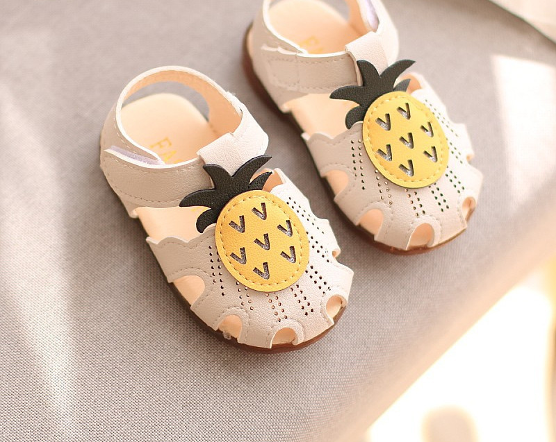 Sandale pentru bebeluși din piele ecologică perforată și velcro