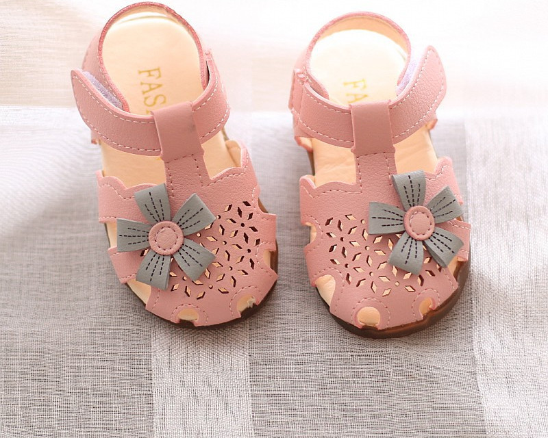 Sandale pentru bebeluși din piele ecologică perforată și velcro