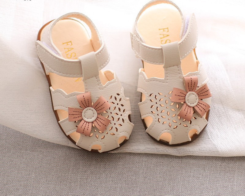 Sandale pentru bebeluși din piele ecologică perforată și velcro