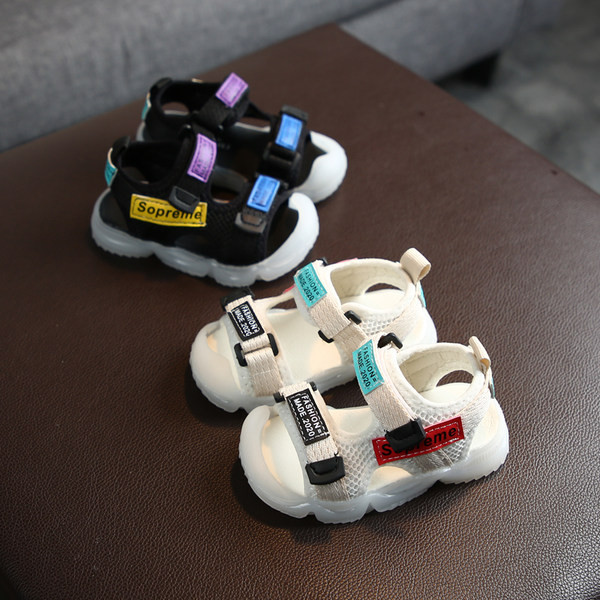 Sandale pentru bebeluși cu inscripție și autocolante brodate