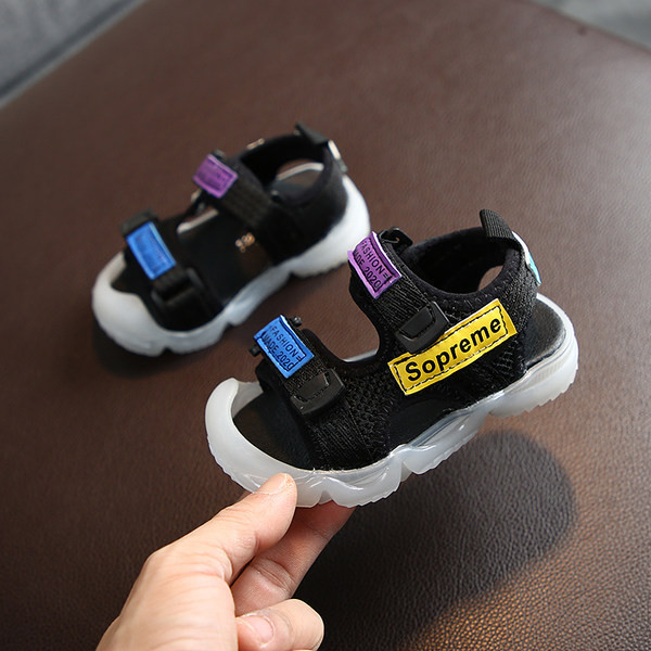 Sandale pentru bebeluși cu inscripție și autocolante brodate