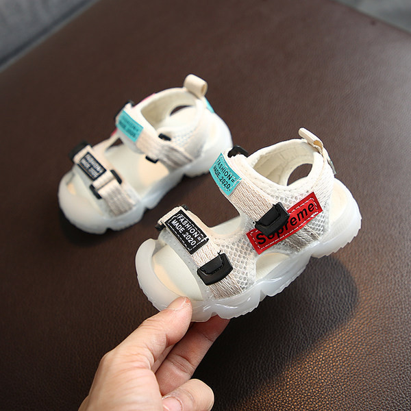 Sandale pentru bebeluși cu inscripție și autocolante brodate