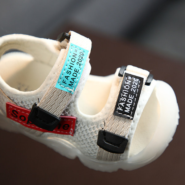 Sandale pentru bebeluși cu inscripție și autocolante brodate