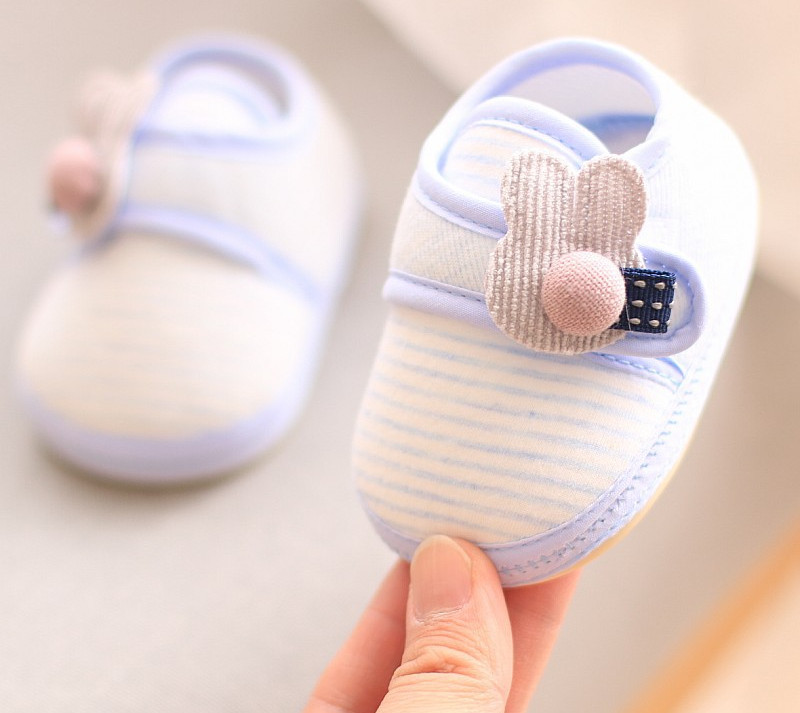 Pantofi pentru bebelusi cu talpa moale - trei modele