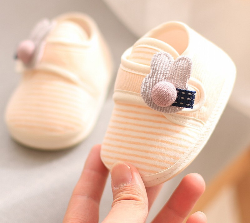 Pantofi pentru bebelusi cu talpa moale - trei modele