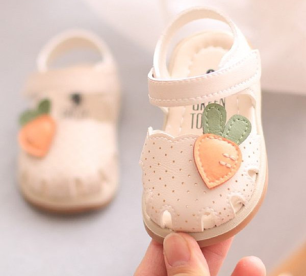 Sandale pentru bebeluși cu element 3D și talpă moale