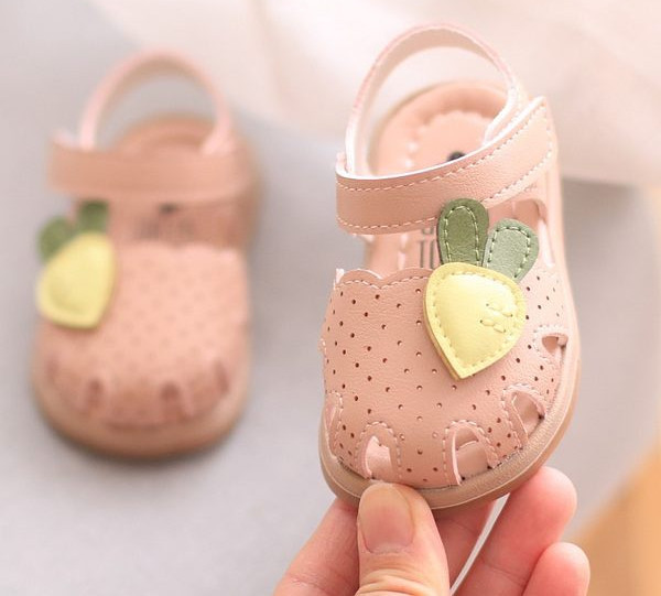 Sandale pentru bebeluși cu element 3D și talpă moale