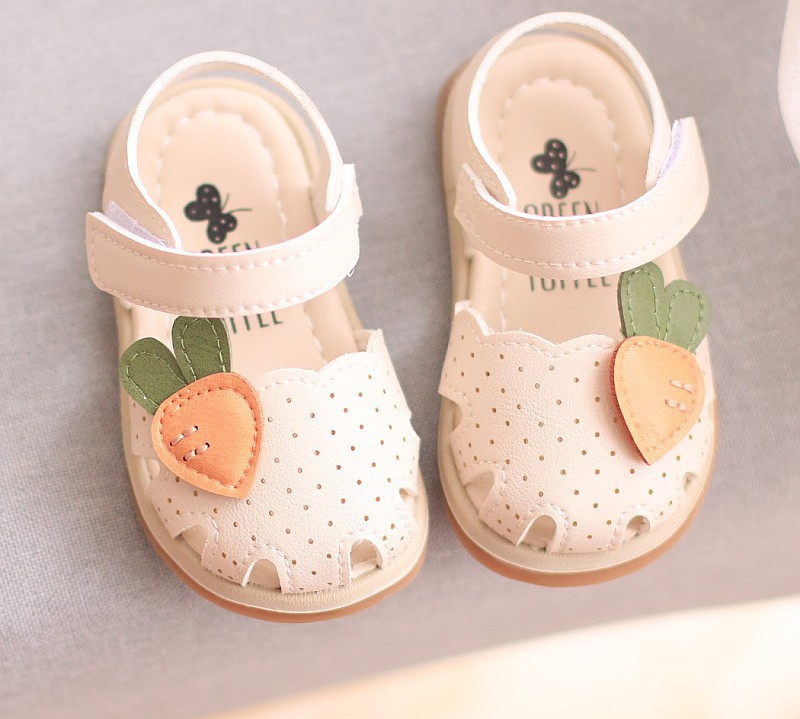 Sandale pentru bebeluși cu element 3D și talpă moale