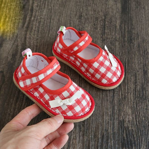 Model nou de pantofi in carouri bebelusi cu talpa plate pentru fete