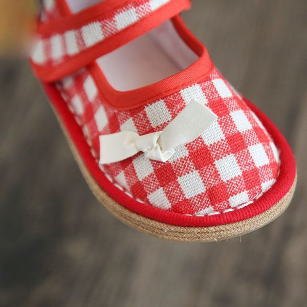 Model nou de pantofi in carouri bebelusi cu talpa plate pentru fete