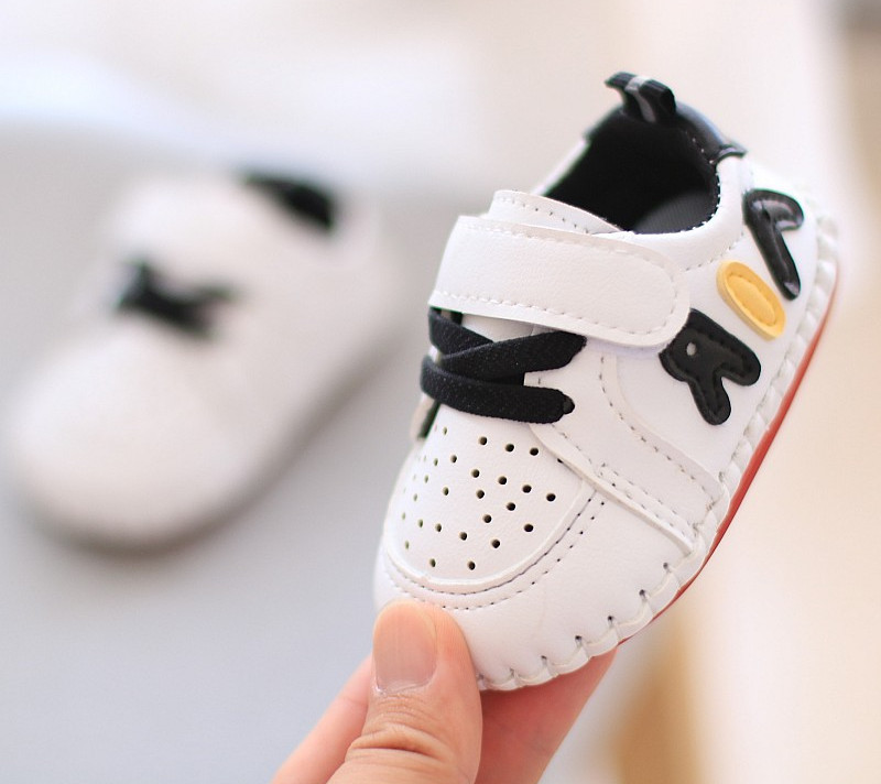 Cizme pentru bebelusi din piele ecologica perforata cu cravate si autocolante