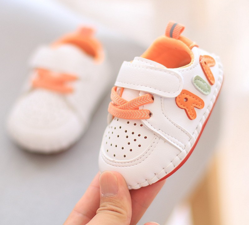 Cizme pentru bebelusi din piele ecologica perforata cu cravate si autocolante