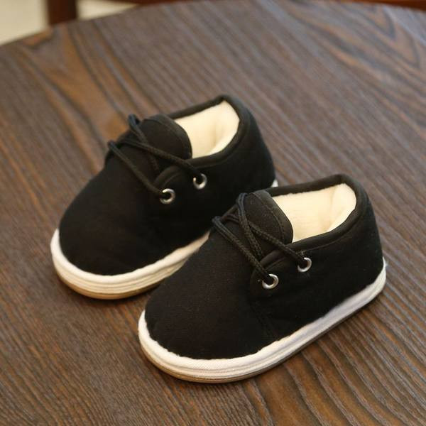Model nou de pantofi pentru bebelusi cu captuseala moale calduroasa pentru baieti
