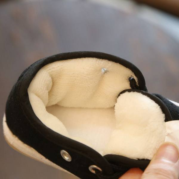 Model nou de pantofi pentru bebelusi cu captuseala moale calduroasa pentru baieti