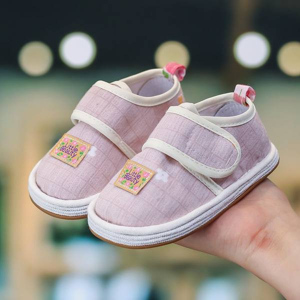 Pantofi pentru bebelusi cu emblema si velcro pentru fete