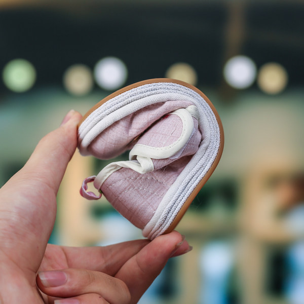 Pantofi pentru bebelusi cu emblema si velcro pentru fete