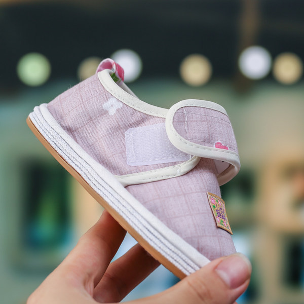 Pantofi pentru bebelusi cu emblema si velcro pentru fete