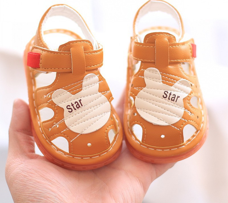 Sandale pentru bebelusi din imitatie de piele cu ursuleti