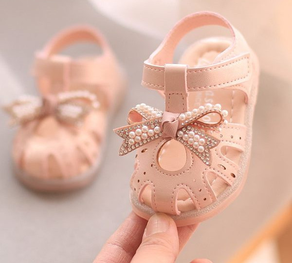 Sandale pentru fete din imitație de piele cu decor de perle
