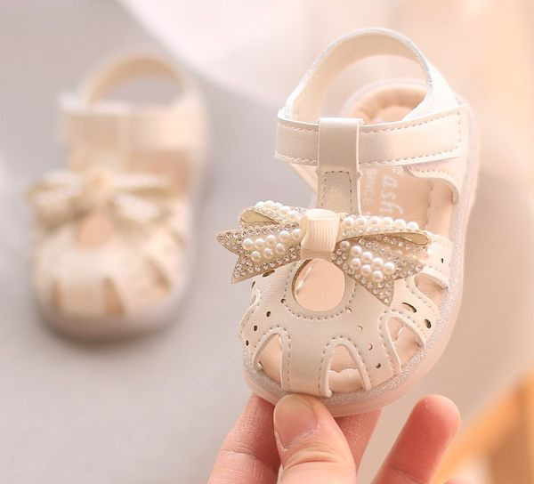 Sandale pentru fete din imitație de piele cu decor de perle