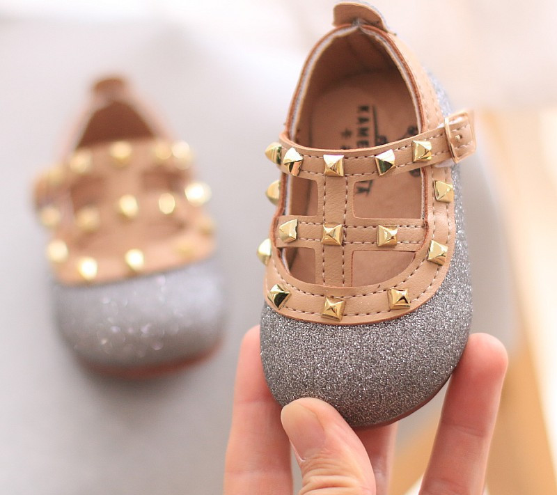 Sandale pentru fete cu carouri metalice si catarama