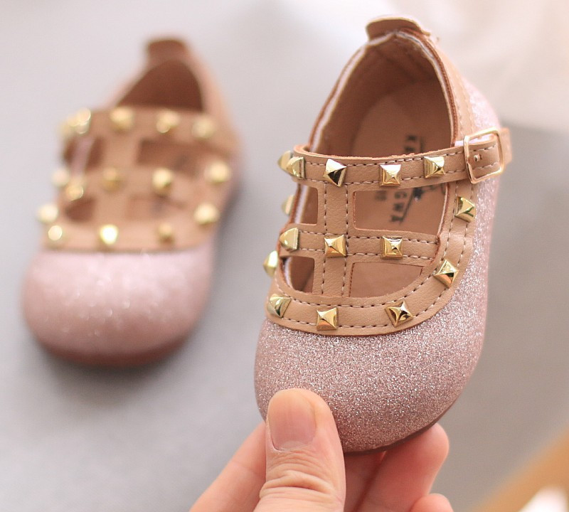 Sandale pentru fete cu carouri metalice si catarama