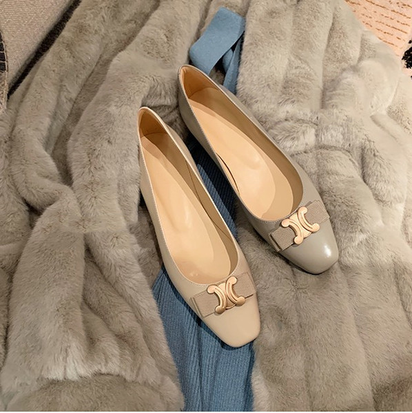 Model nou de pantofi de primavara cu decor metalic