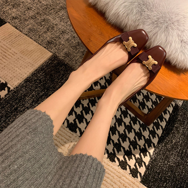 Model nou de pantofi de primavara cu decor metalic