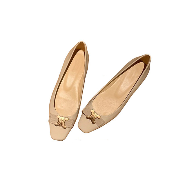 Model nou de pantofi de primavara cu decor metalic