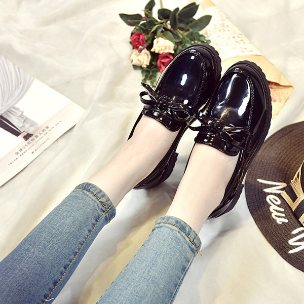 Pantofi de dama din piele lacuita - doua modele